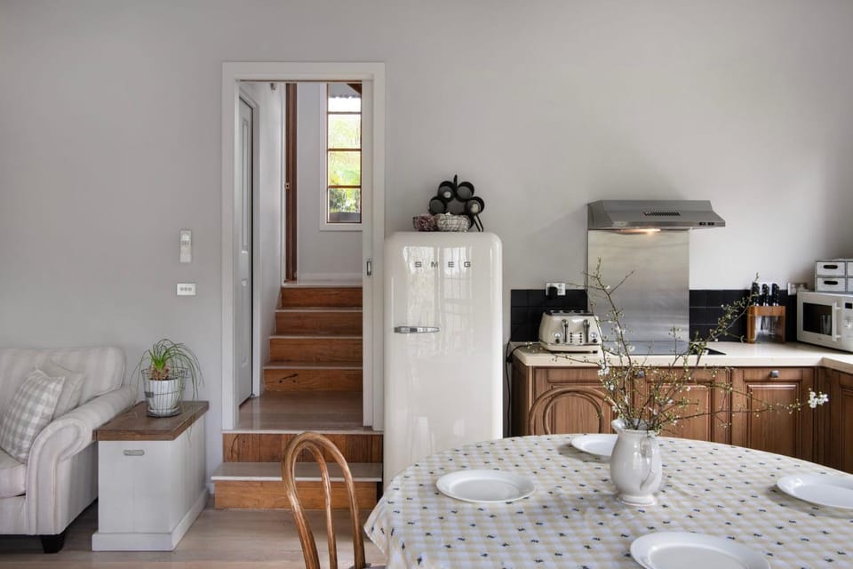 French Cottage- 2 bedrooms with huge spa House in Victoria