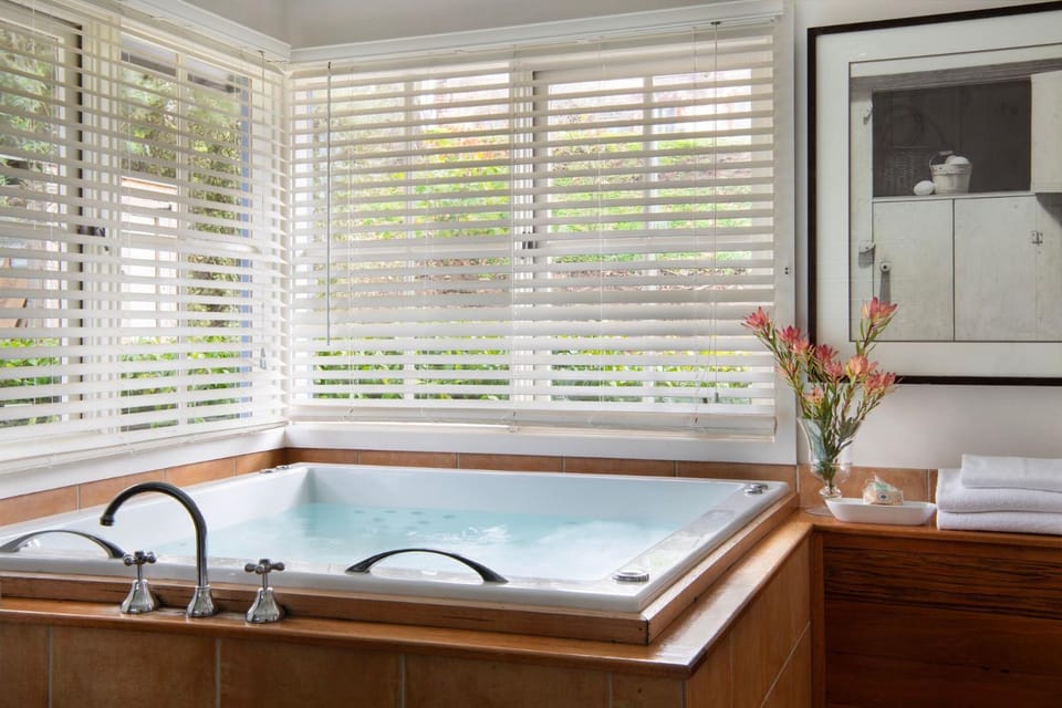 French Cottage- 2 bedrooms with huge spa House in Victoria