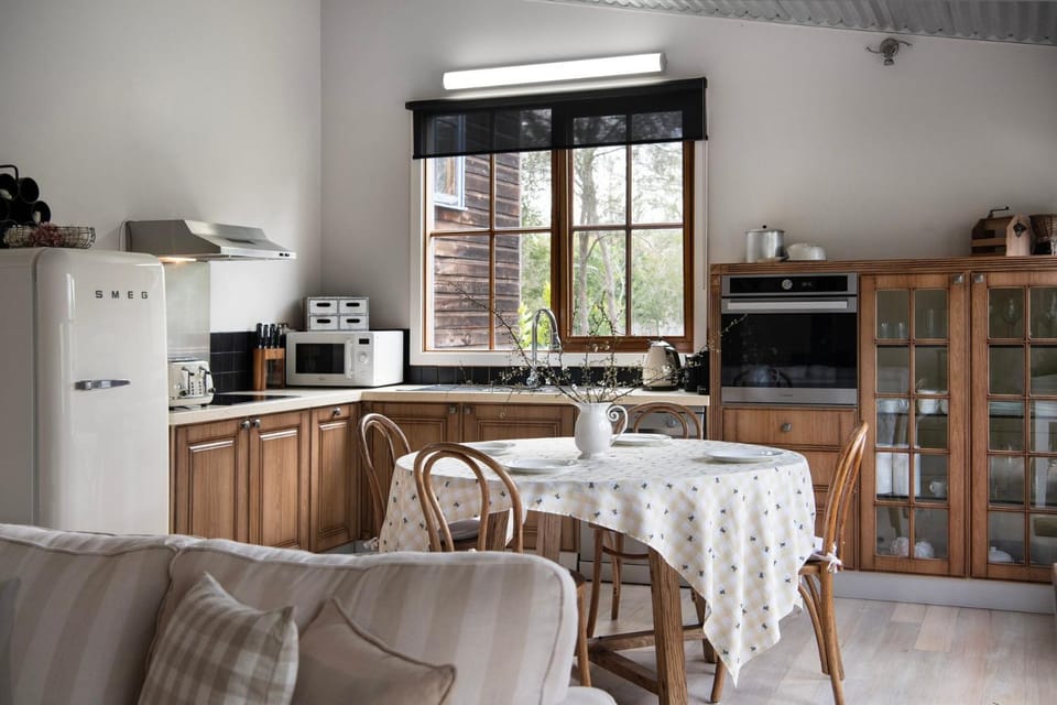 French Cottage- 2 bedrooms with huge spa House in Victoria