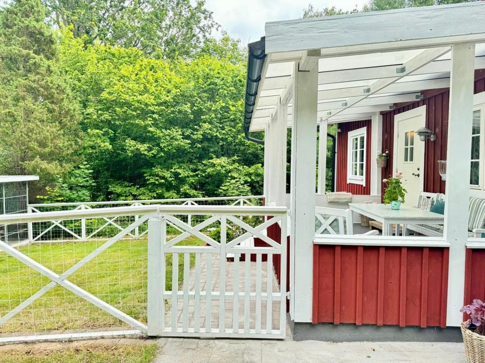 Property building, Patio, Garden, Balcony/Terrace