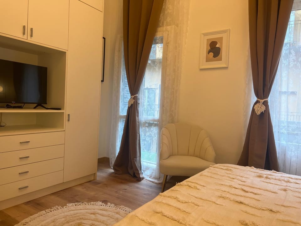 Bed, TV and multimedia, Photo of the whole room, Bedroom
