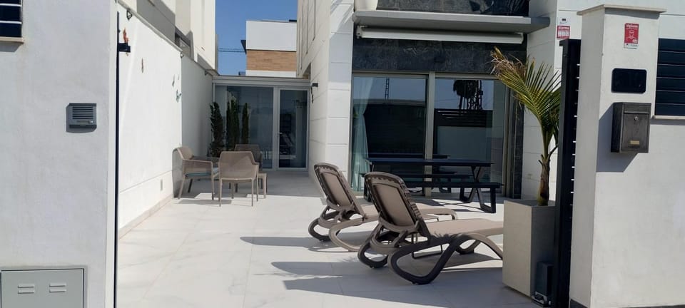 Property building, Facade/entrance, Day, sunbed