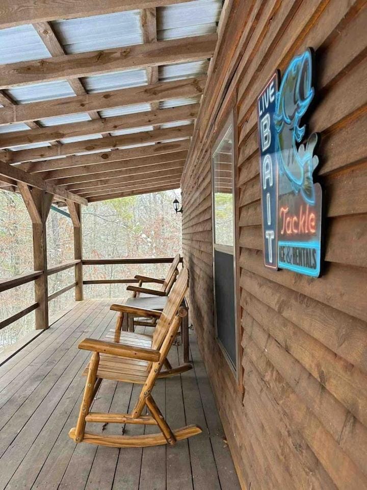 Eastern Red Cabin - Giant Spa Tub, Peaceful Location Cabin in Arkansas