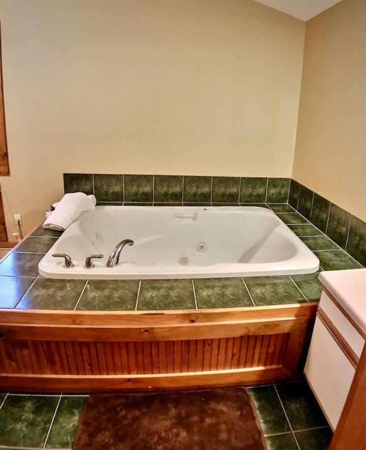 Eastern Red Cabin - Giant Spa Tub, Peaceful Location Cabin in Arkansas