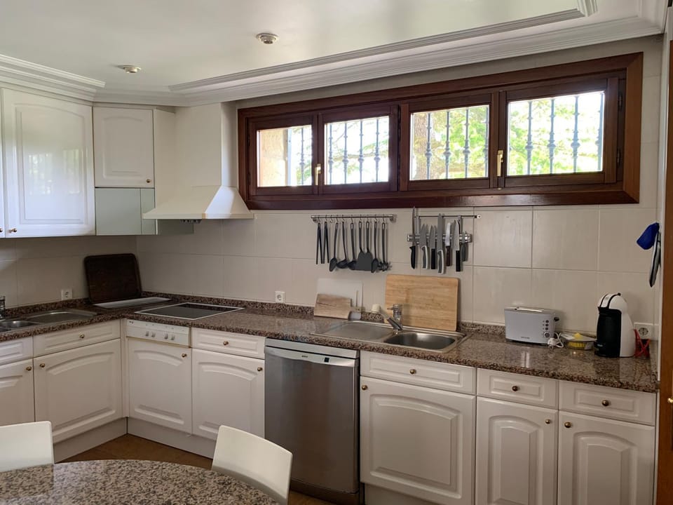 Kitchen or kitchenette, dishwasher, toaster