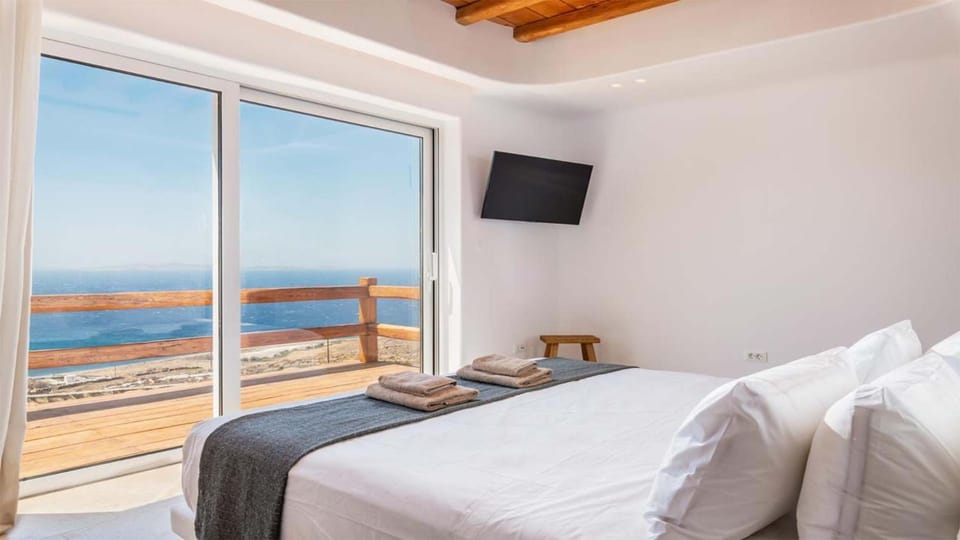 Bed, Natural landscape, TV and multimedia, View (from property/room), Balcony/Terrace, Photo of the whole room, Bedroom, Sea view
