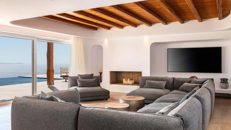 Communal lounge/ TV room, TV and multimedia, Living room, Seating area, Sea view