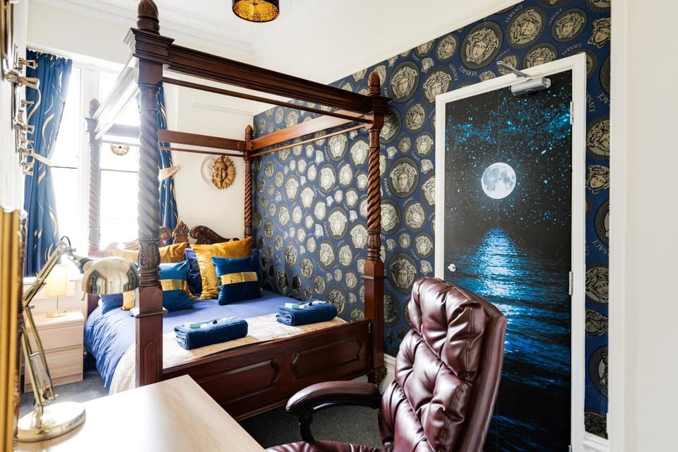 Bed, Photo of the whole room, Bedroom