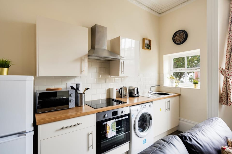 Coffee/tea facilities, Kitchen or kitchenette, oven, toaster, washing machine