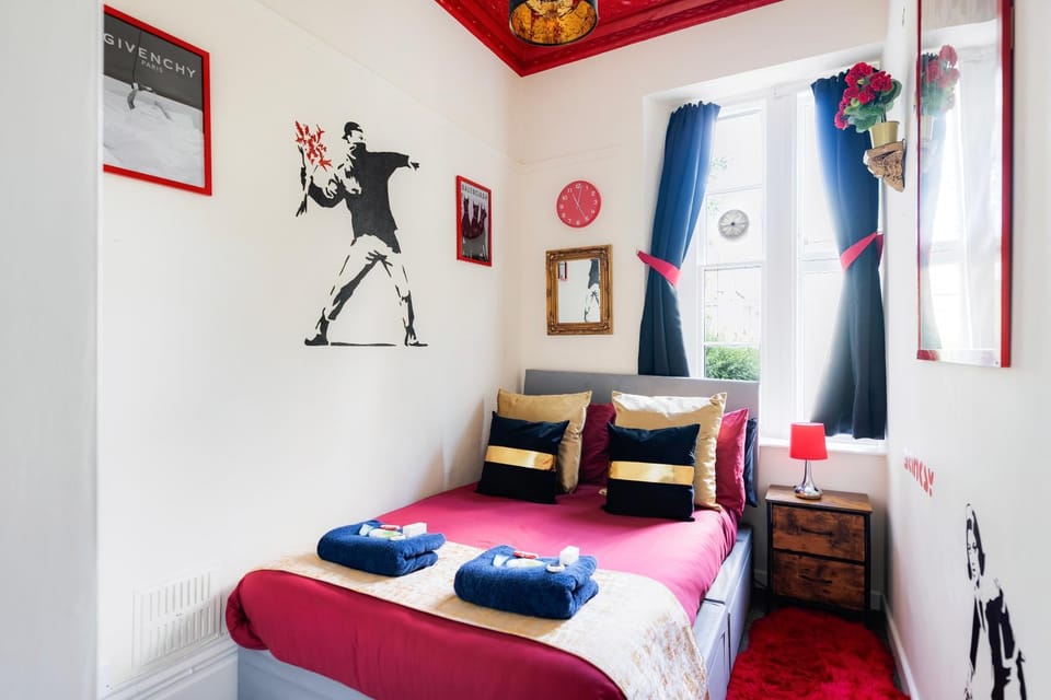 STR8BS8 Banksy 2-Bedroom Apartment, Clifton, Parking & Garden Apartment in Bristol