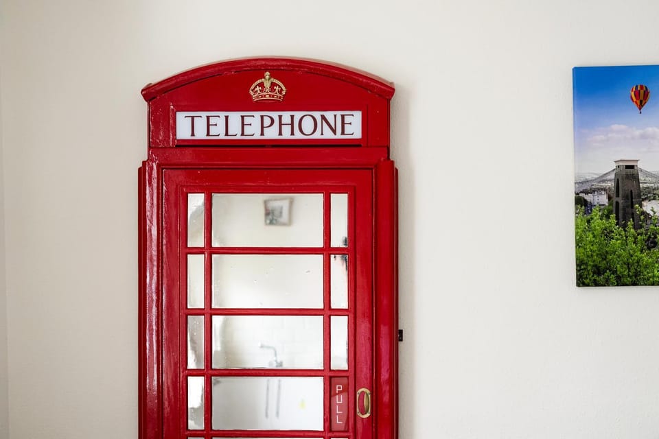 Living room, Text overlay