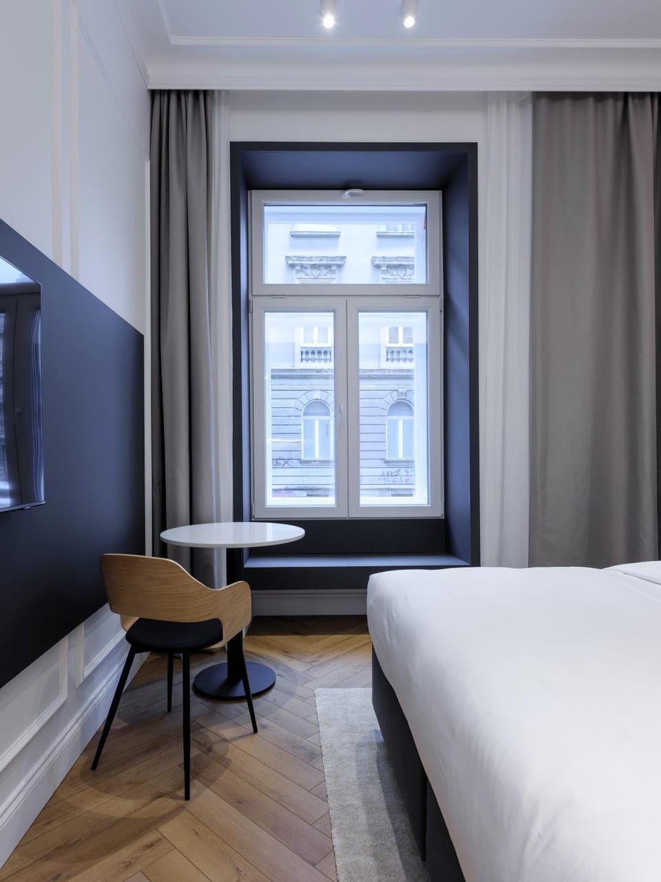 Bed, Seating area, Bedroom