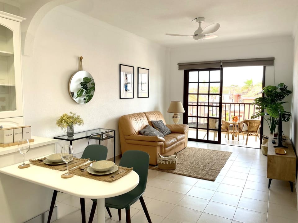 Apartamento con piscina junto al mar Apartment in Costa del Silencio