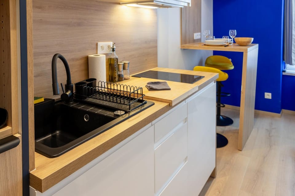 Coffee/tea facilities, Kitchen or kitchenette, stove