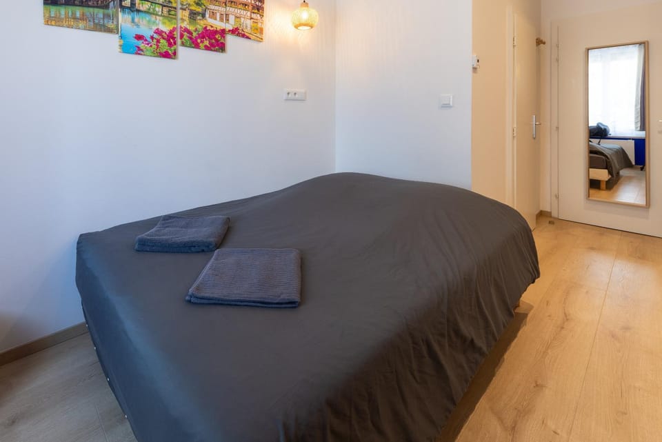 Bed, Photo of the whole room, Bedroom, towels