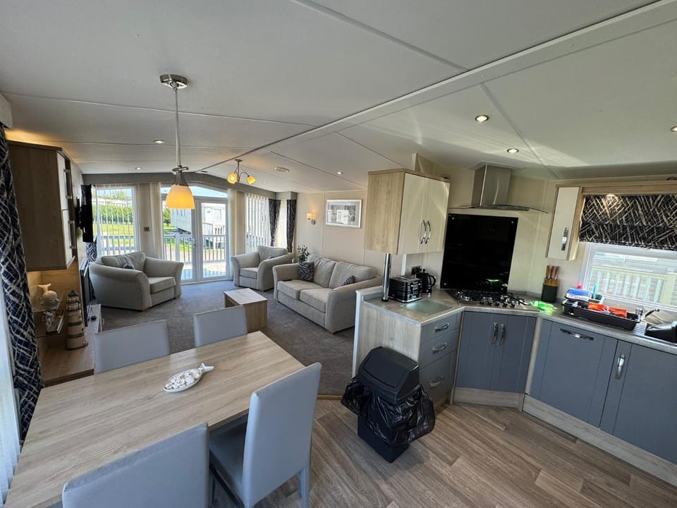 Communal lounge/ TV room, TV and multimedia, Kitchen or kitchenette, Living room, Seating area, Dining area, dishwasher