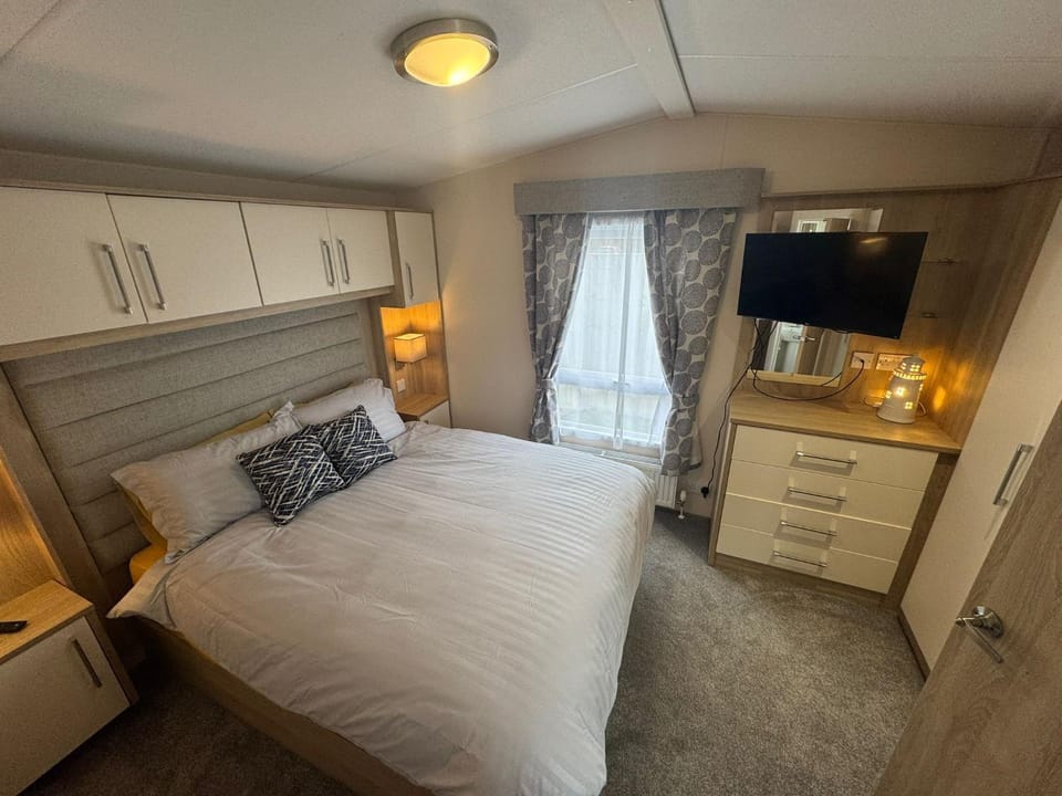 Bed, TV and multimedia, Photo of the whole room, Bedroom, wardrobe