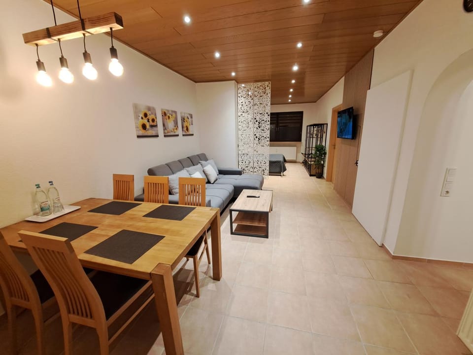 TV and multimedia, Living room, Seating area, Dining area