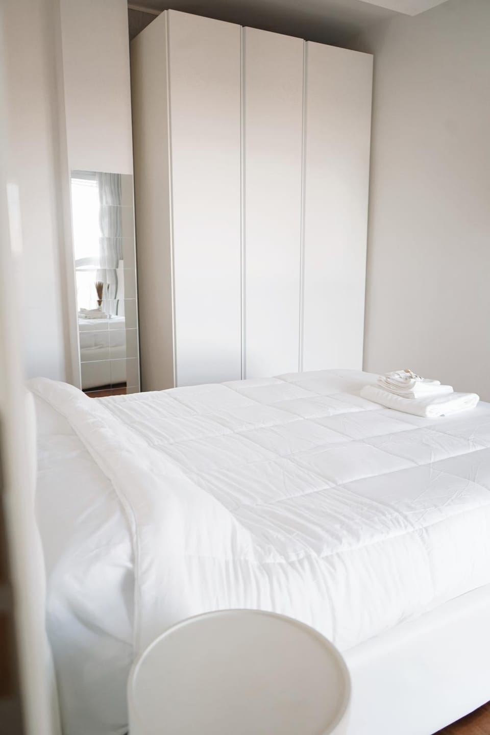 Bed, Photo of the whole room, wardrobe