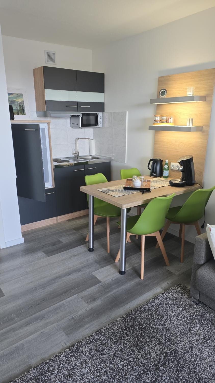 Kitchen or kitchenette, Dining area, stove