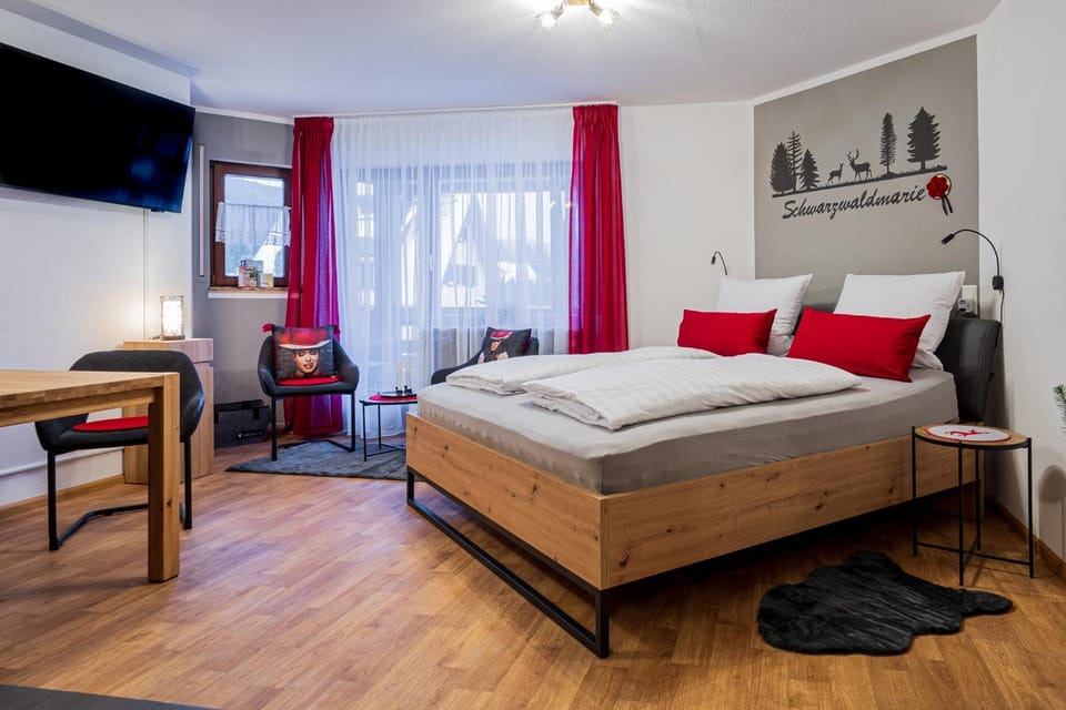 Bed, TV and multimedia, Living room, Photo of the whole room, Seating area, Bedroom