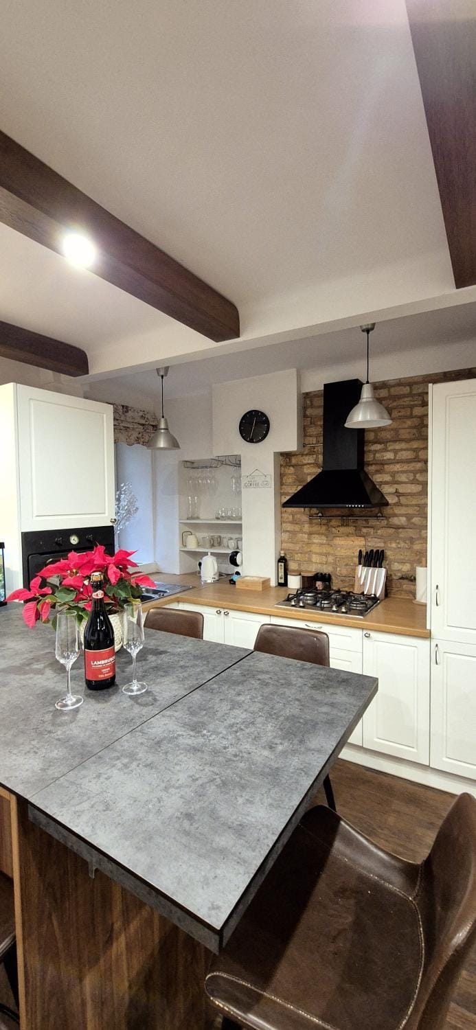 Kitchen or kitchenette, Dining area