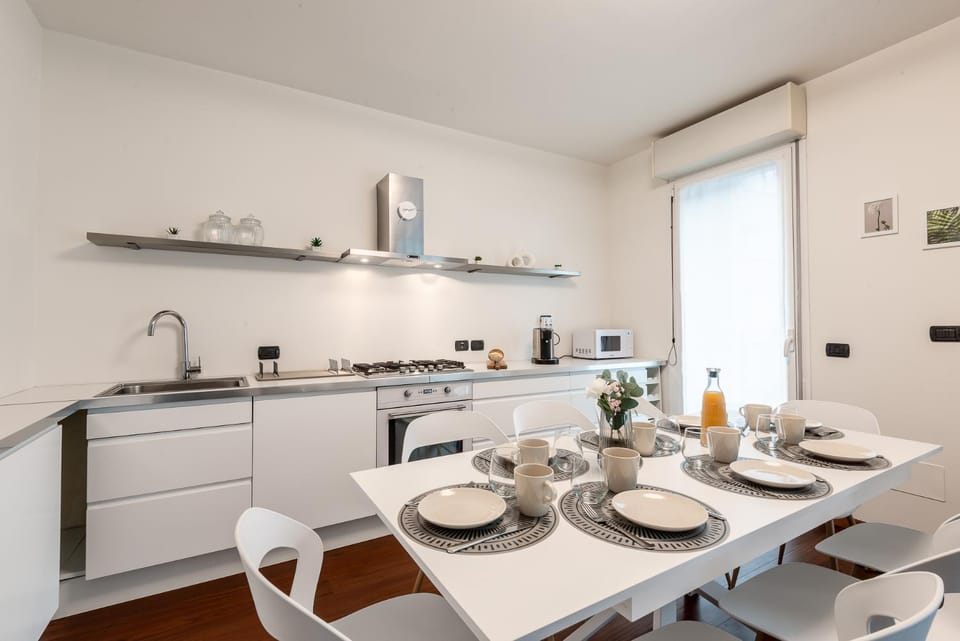 Kitchen or kitchenette, Dining area, stove