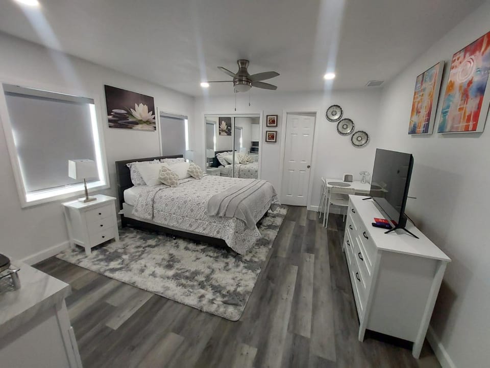 Bed, TV and multimedia, Bedroom