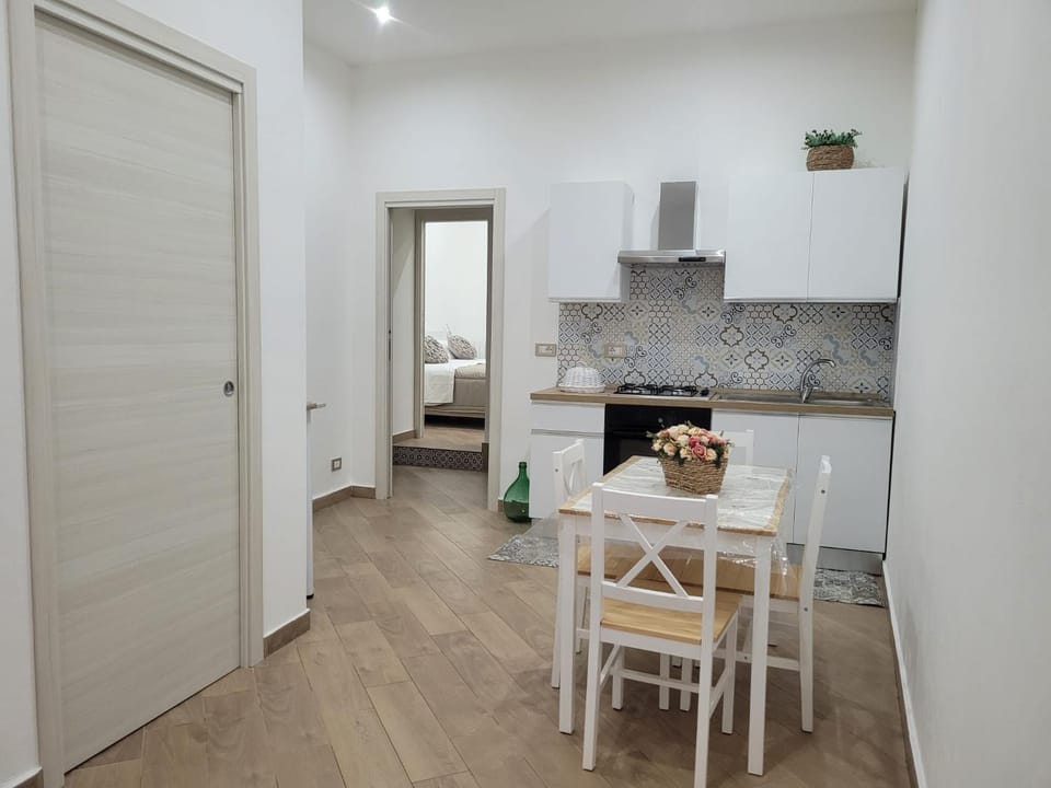 Kitchen or kitchenette, Dining area, stove