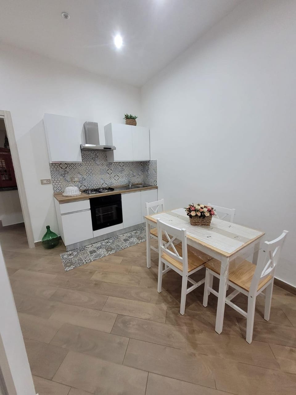 Kitchen or kitchenette, Dining area, stove