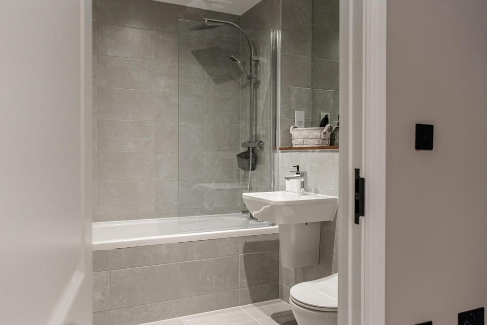 Shower, Toilet, Bathroom, Bath, towels