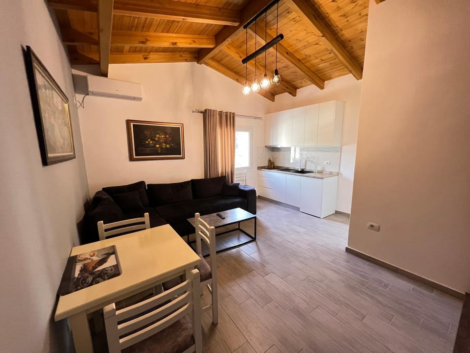 TV and multimedia, Kitchen or kitchenette, Living room, Seating area