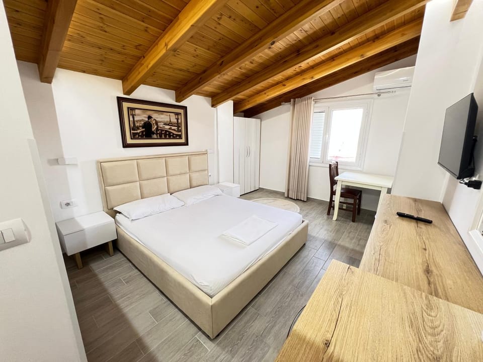 Communal lounge/ TV room, Bed, TV and multimedia, Photo of the whole room, Bedroom