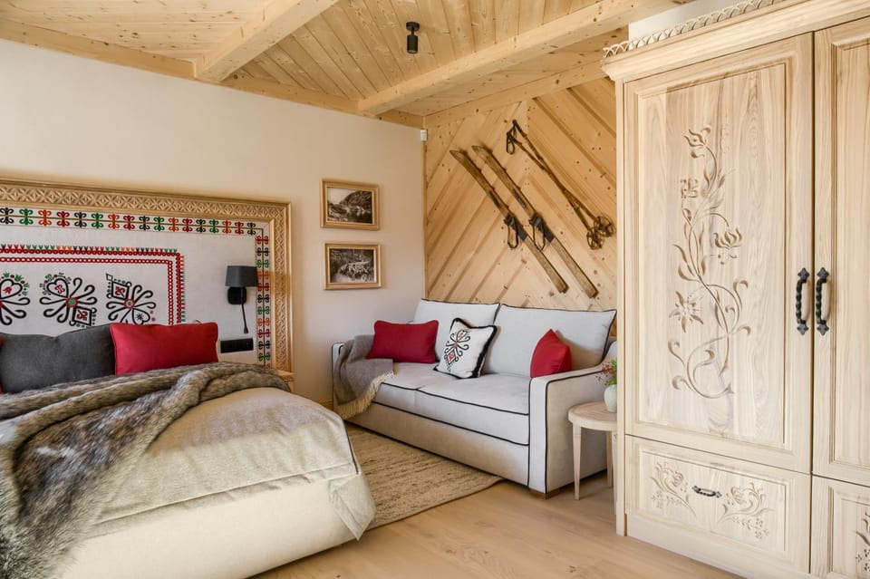 Bed, Photo of the whole room, Seating area, Bedroom