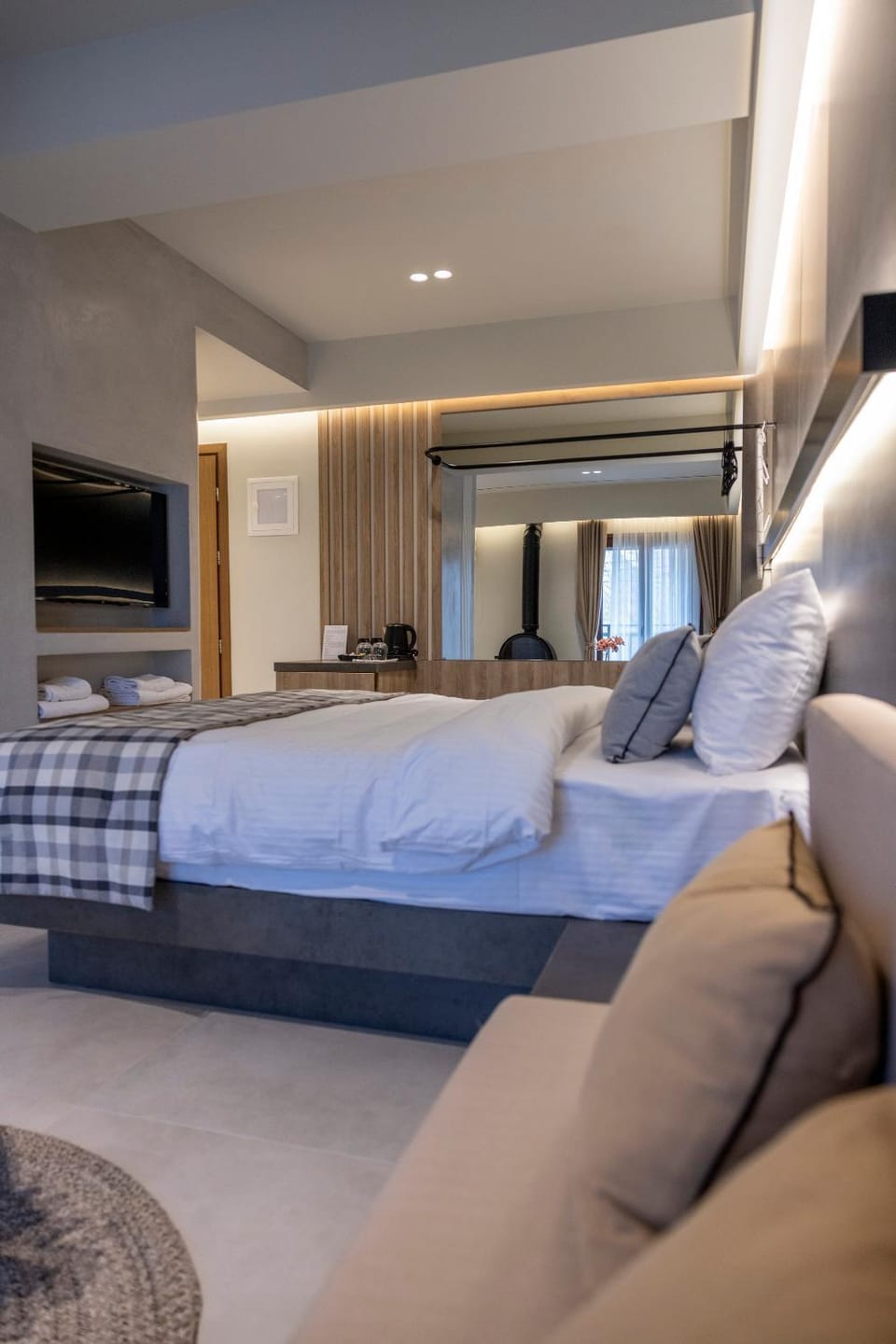 Bed, TV and multimedia, Living room, Photo of the whole room, Seating area, Bedroom