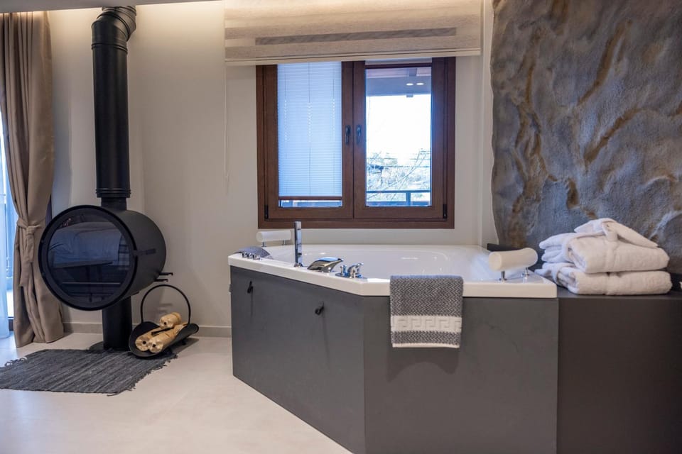 Bed, Bathroom, Photo of the whole room, Bedroom, towels, washing machine, dryer