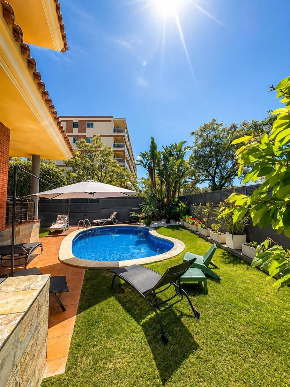 Property building, Day, Garden, Garden view, Pool view, Swimming pool, sunbed