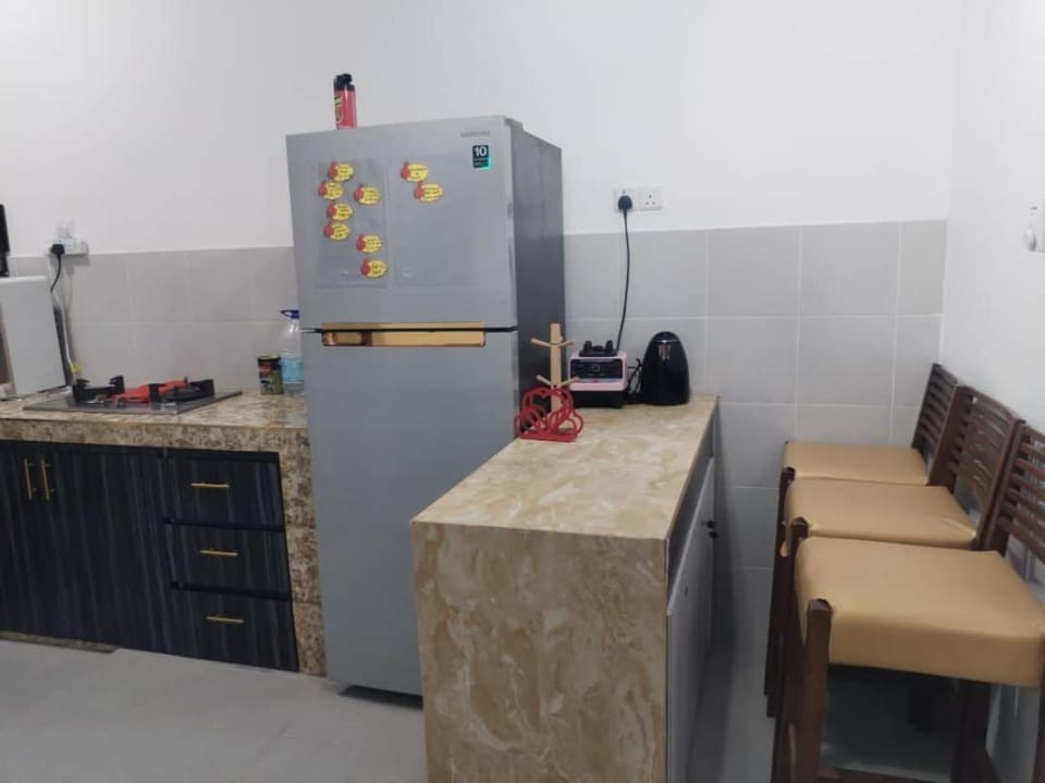 Kitchen or kitchenette, minibar