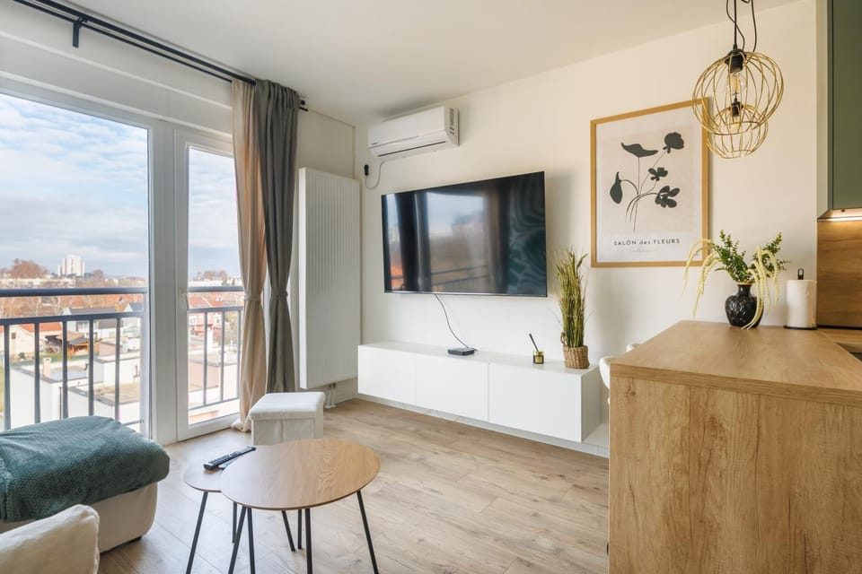 Communal lounge/ TV room, TV and multimedia, View (from property/room), Balcony/Terrace, Living room, Seating area, Dining area, Evening entertainment, air conditioner