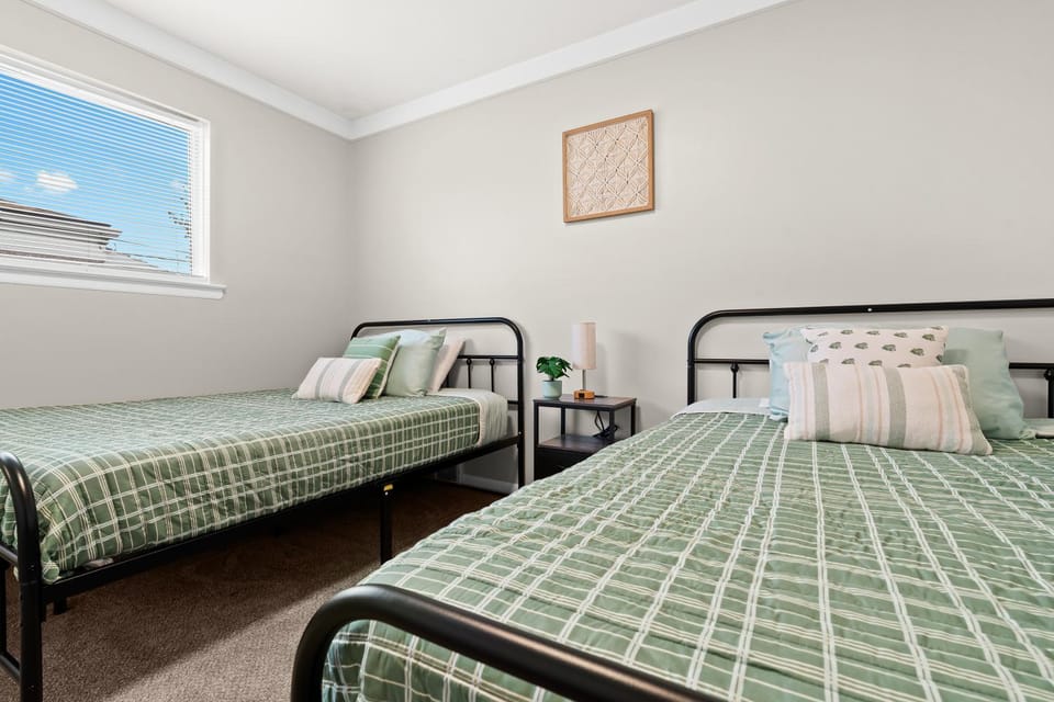 Charming Home Near Target and Parks 2 Bathrooms House in Dearborn Heights