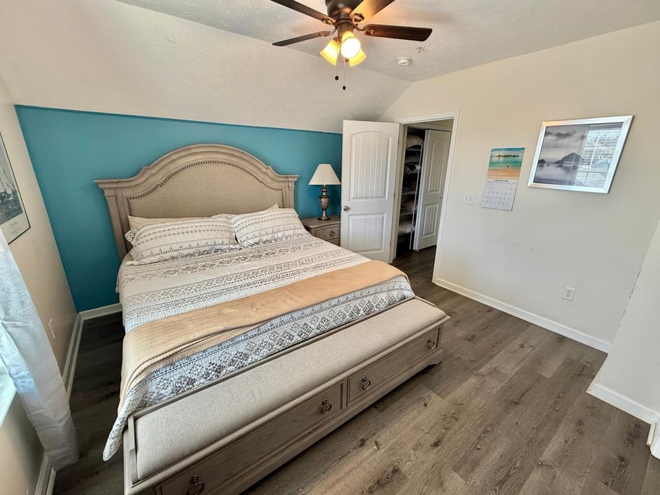 Contemporary 2-BR cottage, 2 Blocks to Beach House in Myrtle Beach