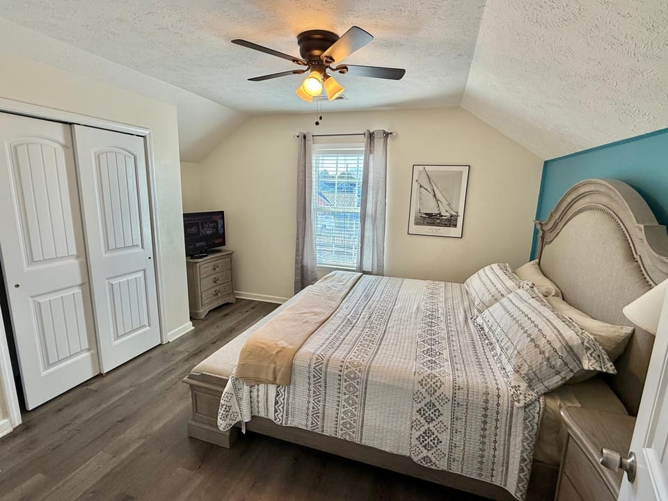 Contemporary 2-BR cottage, 2 Blocks to Beach House in Myrtle Beach