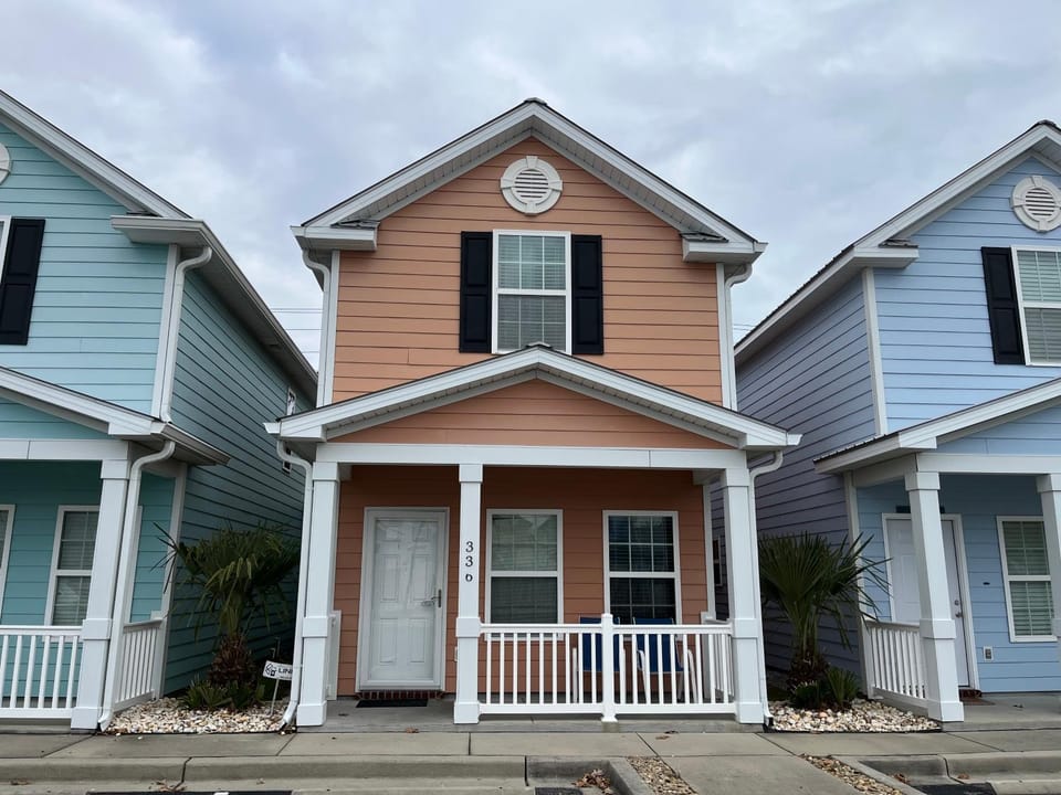 Contemporary 2-BR cottage, 2 Blocks to Beach House in Myrtle Beach