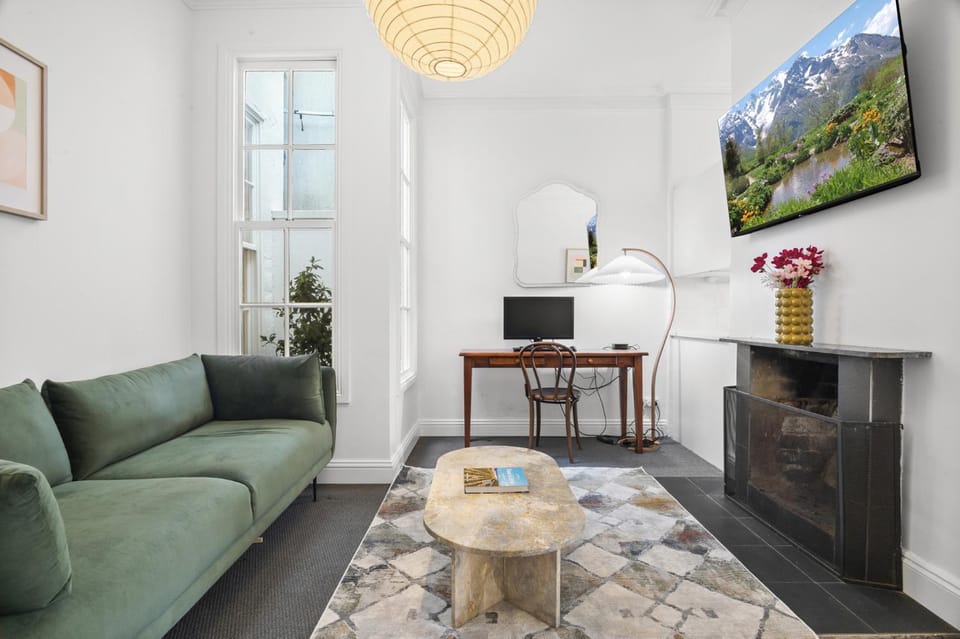 Charming 2-Bed Home with Outdoor Space in Cremorne House in Melbourne