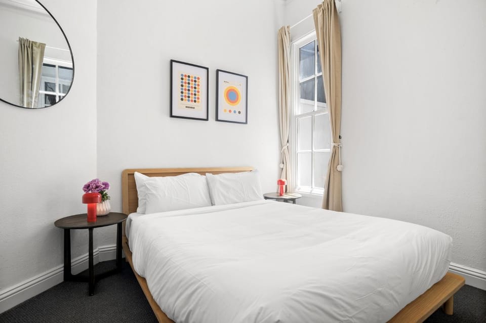 Charming 2-Bed Home with Outdoor Space in Cremorne House in Melbourne