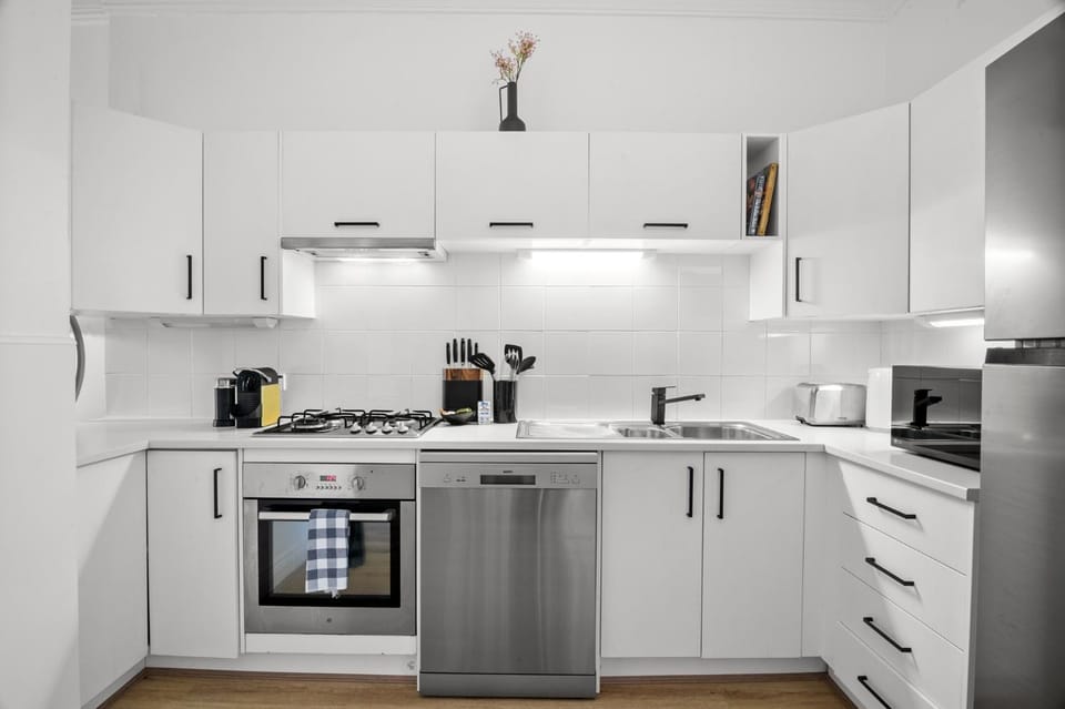 Charming 2-Bed Home with Outdoor Space in Cremorne House in Melbourne