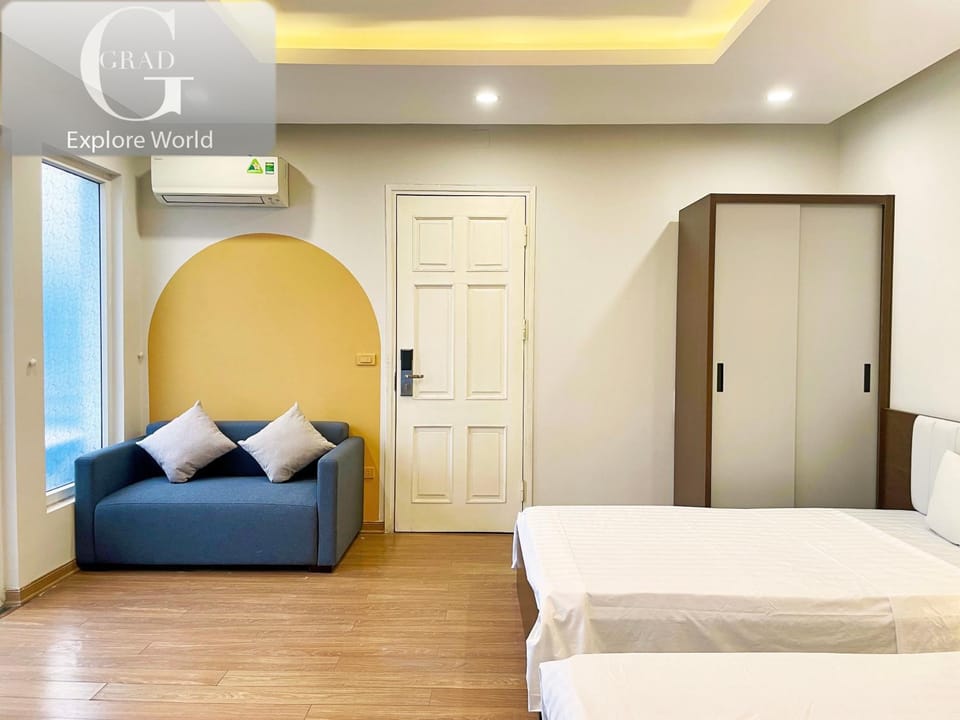 Bed, Seating area, Bedroom, air conditioner