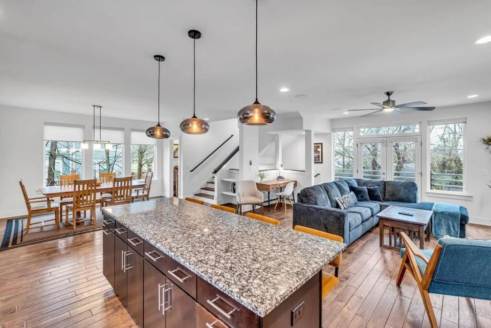 Lux East Nash-Hot Tub & Rooftop Patio House in East Nashville