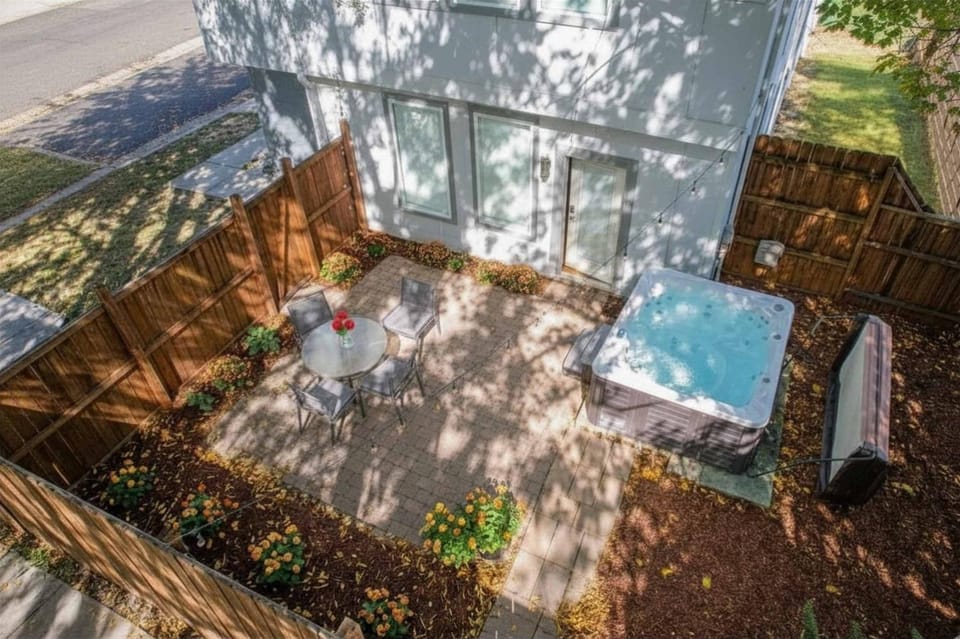 Lux East Nash-Hot Tub & Rooftop Patio House in East Nashville