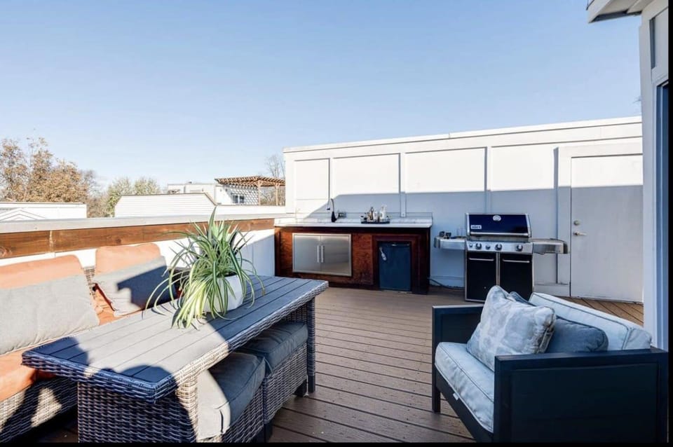 Lux East Nash-Hot Tub & Rooftop Patio House in East Nashville